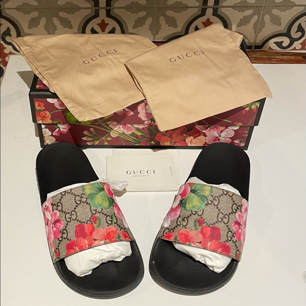 Gucci Bloom Sandals Size 6.